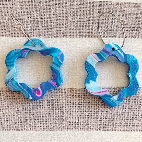 Marbled Hollow-Out Flower Dangle Drop Hoop Earrings - Picture 3 of 4